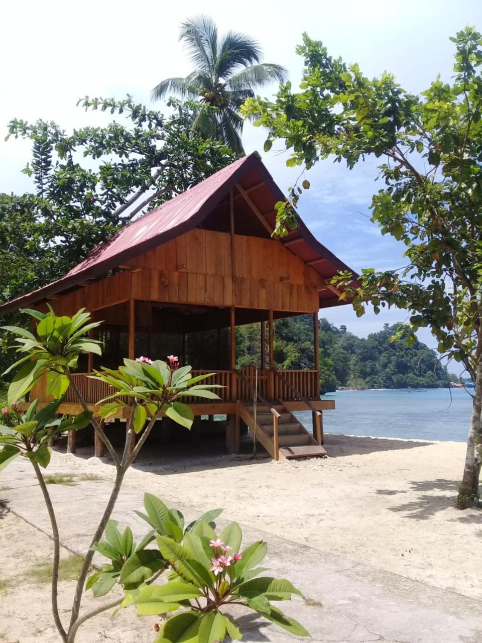 Nusa Nalan Beach Resort Rumah Olat Eksteriør bilde